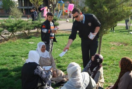 Polis, Kürtçe Ve Türkçe Anonsla Vatandaşları Uyuşturucuya Karşı Uyardı