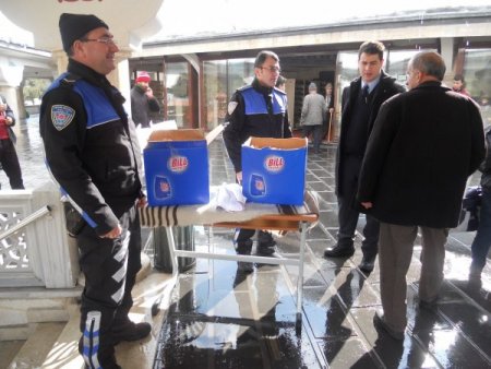 Polis, namaz çıkışı vatandaşlara kandil simidi dağıttı