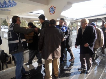 Polis, namaz çıkışı vatandaşlara kandil simidi dağıttı