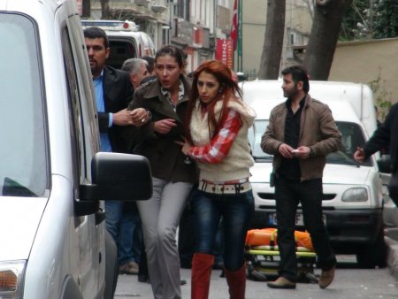 Polis, saldırganı vurarak rehineyi kurtardı