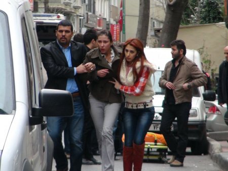 Polis, saldırganı vurarak rehineyi kurtardı