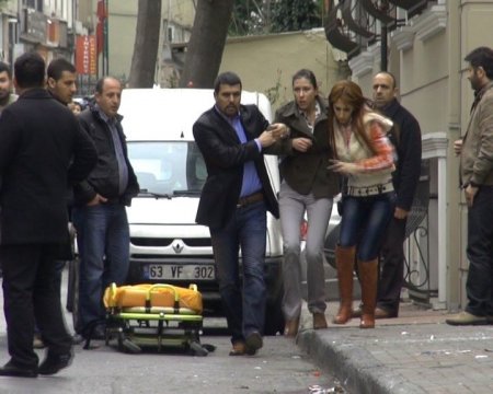 Polis, saldırganı vurarak rehineyi kurtardı