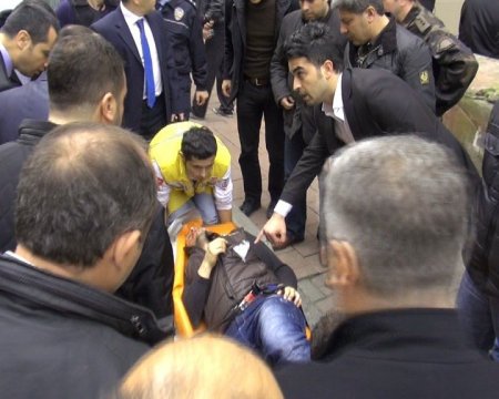 Polis, saldırganı vurarak rehineyi kurtardı