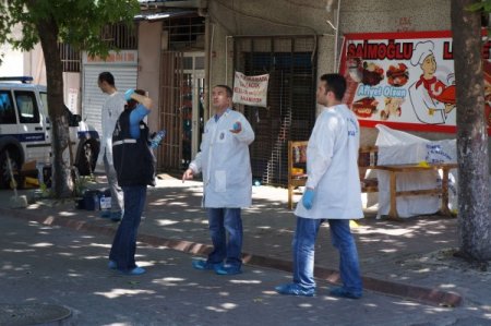 Polis, Silahlı Saldırganları Arıyor