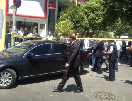 Polis, Silahlı Saldırganları Arıyor