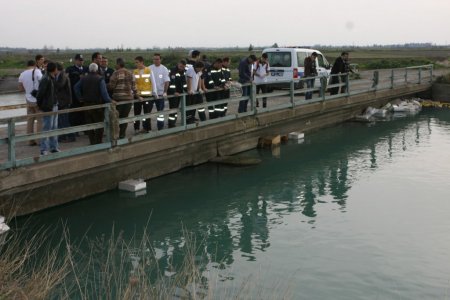 Polis, sulama kanalına düşen çocuğu arıyor