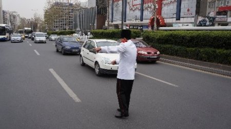 Polis, tarihi kıyafetiyle trafiği denetledi