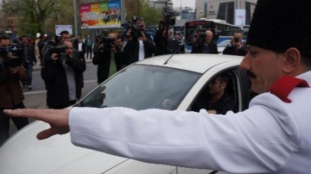 Polis, tarihi kıyafetiyle trafiği denetledi