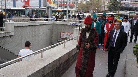 Polis, tarihi kıyafetiyle trafiği denetledi