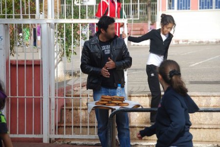 Polis, Tebdili Kıyafetle Önlem Aldı, Okul Önlerindeki Olaylar Azaldı