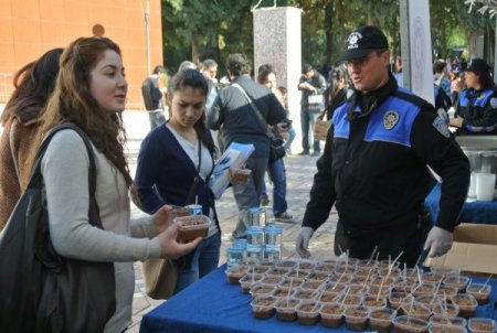 Polis, üniversite öğrencilerine aşure dağıttı