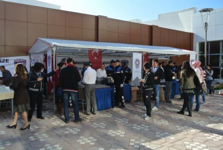 Polis, üniversite öğrencilerine aşure dağıttı