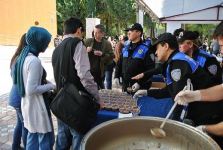 Polis, üniversite öğrencilerine aşure dağıttı