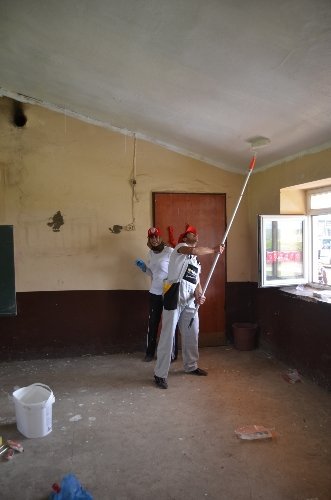 Polis, üniversite öğrencileriyle el ele verdi okulları boyuyor