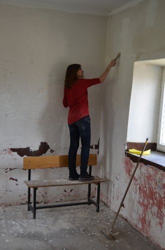 Polis, üniversite öğrencileriyle el ele verdi okulları boyuyor