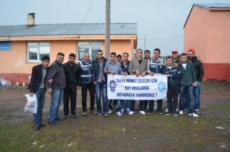 Polis, üniversite öğrencileriyle el ele verdi okulları boyuyor