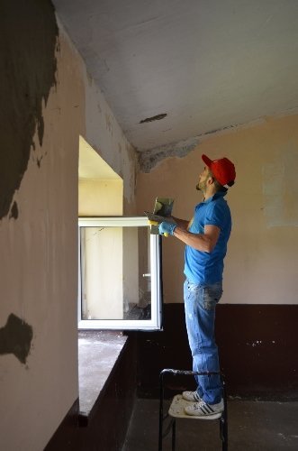 Polis, üniversite öğrencileriyle el ele verdi okulları boyuyor