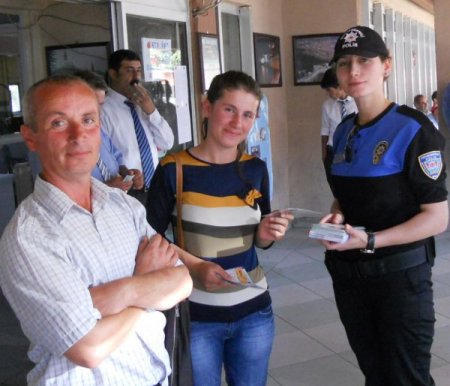 Polis, üniversiteye kayıt için gelen öğrencileri otogarda karşılıyor