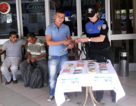 Polis, üniversiteye kayıt için gelen öğrencileri otogarda karşılıyor