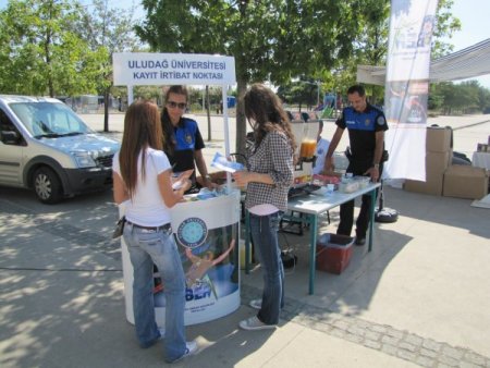 Polis, üniversiteye kayıt yaptıranlara meyve suyu ikram edip, güvenliği anlattı