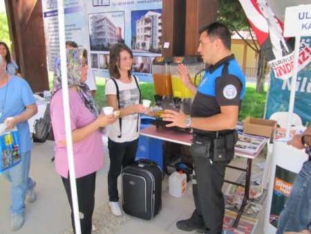 Polis, üniversiteye kayıt yaptıranlara meyve suyu ikram edip, güvenliği anlattı