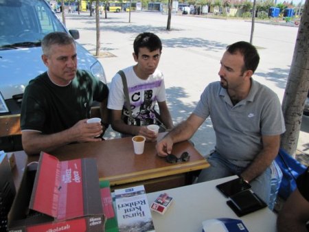 Polis, üniversiteye kayıt yaptıranlara meyve suyu ikram edip, güvenliği anlattı