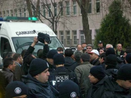 Polis, Uysal'ın Cenazesini Türk-iş'e Götürmek İsteyen Tekel İşçilerine Müdahale Etti (2)