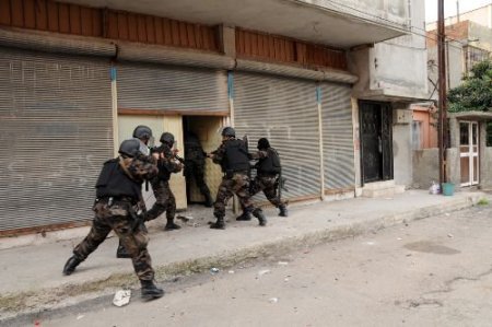 Polis, Uyuşturucu Üretimi Yapan Zehir Tacirlerini Suçüstü Yakaladı