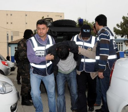 Polis, Uyuşturucu Üretimi Yapan Zehir Tacirlerini Suçüstü Yakaladı