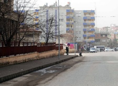 Polis, Valilik Önündeki Şüpheli Paketi Fünye İle Patlattı