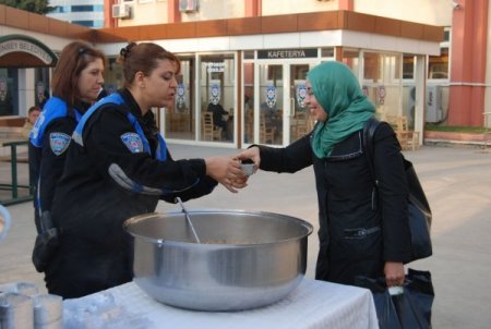 Polis, vatandaşa aşure dağıttı