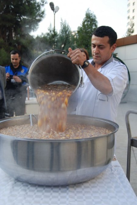 Polis, vatandaşa aşure dağıttı