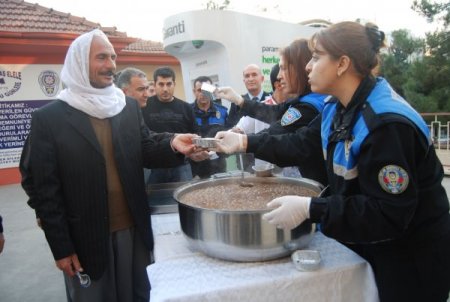 Polis, vatandaşa aşure dağıttı