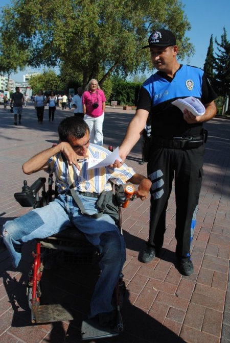 Polis, vatandaşları hırsızlıklara karşı el ilanıyla uyardı