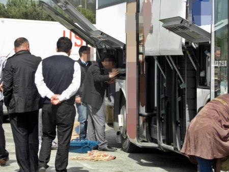 Polis, Yolcu Otobüsünde Eroin Ve Kaçak Sigara Ele Geçirdi