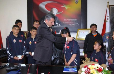 Polis Abileri Ellerinden Tuttu, Kars'ta Yıldızlar Kaybolmayacak