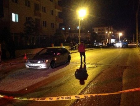 Polis alkollü sürücünün kullandığı aracın kaputunda 300 metre gitti