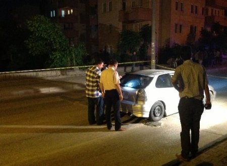 Polis alkollü sürücünün kullandığı aracın kaputunda 300 metre gitti