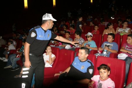 Polis amca, çocukları sinemeya götürdü