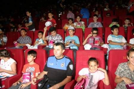 Polis amca, çocukları sinemeya götürdü