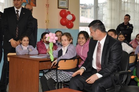 Polis Amca Kütüphanesi öğrencilerin hizmetinde