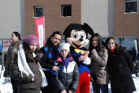 Polis amcaları, 80 çocuğu Uludağ'a çıkardı