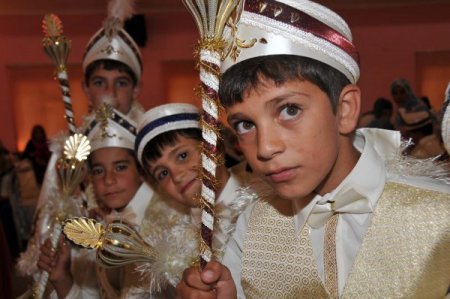 Polis amcaları, ihtiyaç sahibi 100 çocuğu sünnet ettirdi