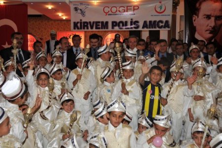 Polis amcaları, ihtiyaç sahibi 100 çocuğu sünnet ettirdi