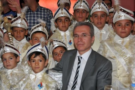 Polis amcaları, ihtiyaç sahibi 100 çocuğu sünnet ettirdi