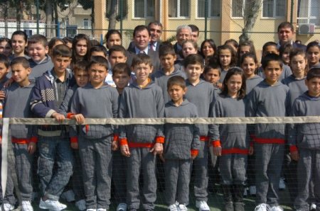 Polis Amcaları İle Hem Tenis Öğreniyorlar