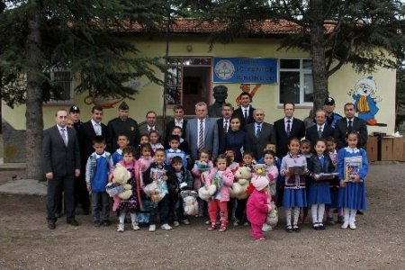 Polis amcalarından köy çocuklarına kırtasiye yardımı