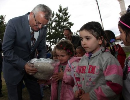 Polis amcalarından köy çocuklarına kırtasiye yardımı