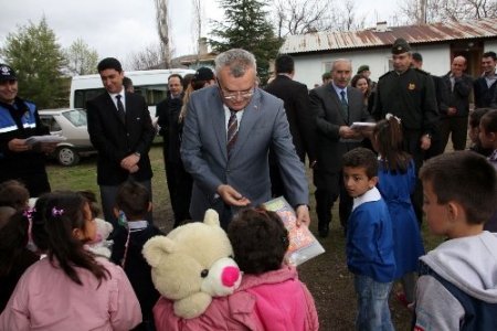 Polis amcalarından köy çocuklarına kırtasiye yardımı