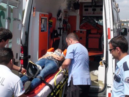 Polis Aracı Hafriyat Kamyonuna Çarptı, Bayan Polis Yaralandı